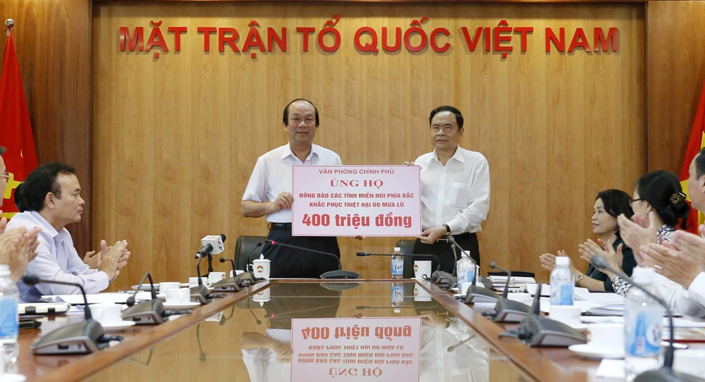 Bộ trưởng, Chủ nhiệm Văn phòng Chính phủ Mai Tiến Dũng thay mặt Chính phủ chuyển 400 triệu đồng đến Ủy ban Trung ương MTTQ Việt Nam để ủng hộ các tỉnh miền núi phía Bắc khắc phục thiệt hại do mưa lũ. Ảnh: TTXVN