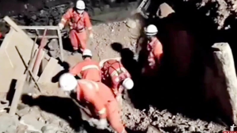 Lực lượng cứu hộ đang tìm kiếm người sống sót dưới đống đổ nát