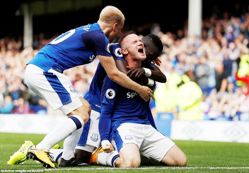 Wayne Rooney đầy phấn khích với bàn thắng cho Everton.