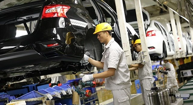 Công nhân làm việc trong một nhà máy ôtô ở tỉnh Quảng Đông, Trung Quốc. Nguồn: CHINA/ NEWSCOM 