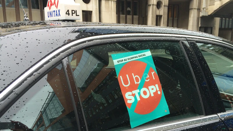Một taxi truyền thống ở Đan Mạch treo biển phản đối Uber. Ảnh: EUOBSERVER