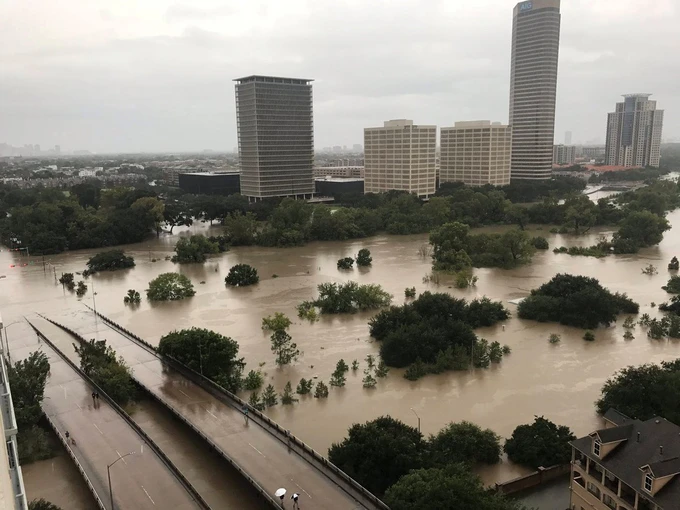 Khu vực dọc theo sông Buffalo Bayou ở thành phố Houston, bang Texas, bị lụt do ảnh hưởng từ bão Harvey. Ảnh: REUTERS
