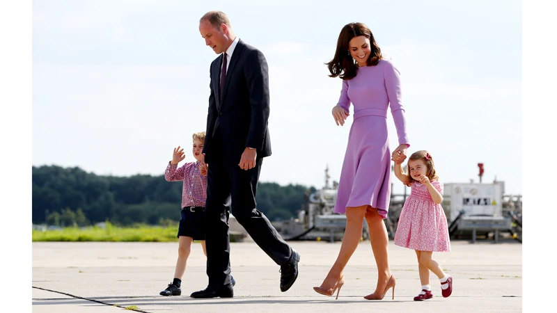 Hoàng tử William và Công nương Kate cùng 2 con, Hoàng tử George và Công chúa Charlotte tại sân bay Hamburg Finkenwerder ở Đức, ngày 21-7-2017. Ảnh: REUTERS