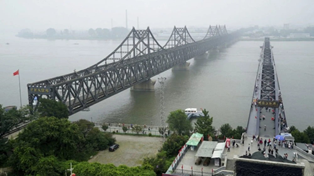 Cây cầu nối Trung Quốc và Triều Tiên tại Đan Đông. Ảnh: AP