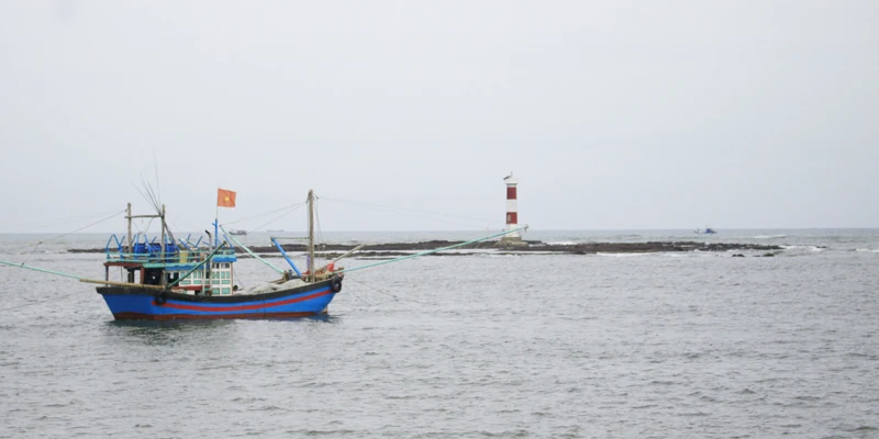 Kêu gọi tàu thuyền về nơi trú bão an toàn. Ảnh: Nguyễn Trang