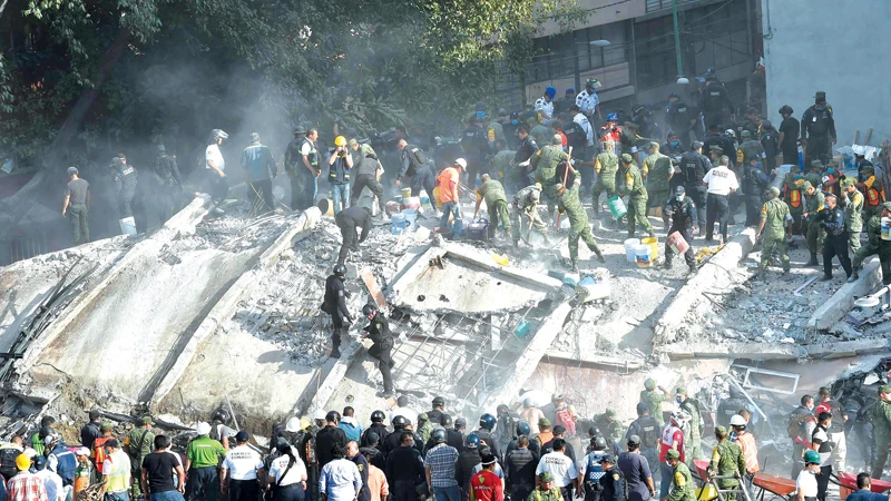 Lực lượng cứu hộ tìm kiếm nạn nhân trong vụ động đất tại Mexico