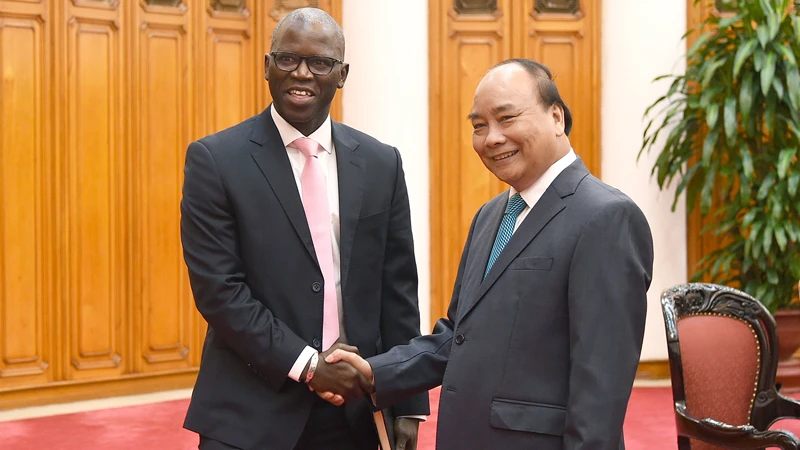 Thủ tướng Nguyễn Xuân Phúc tiếp ông Ousmane Dione, Giám đốc WB tại Việt Nam. Ảnh: VGP