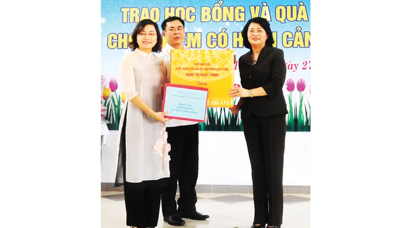 Phó Chủ tịch nước Đặng Thị Ngọc Thịnh tại buổi trao học bổng và quà trung thu
