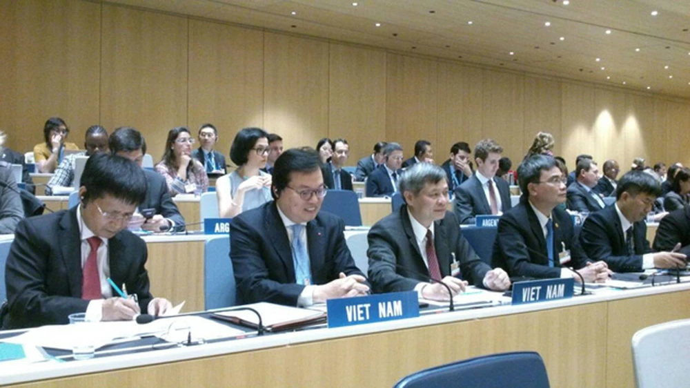 Đại sứ Dương Chí Dũng (thứ 2 từ trái qua phải) trở thành Chủ tịch Đại hội đồng WIPO nhiệm kỳ 2018-2019