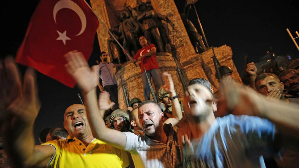 Những người ủng hộ Tổng thống Recep Tayyip Erdogan phản đối phe đảo chính tại Quảng trường Taksim ở Istanbul hôm 15-7. Ảnh: AP