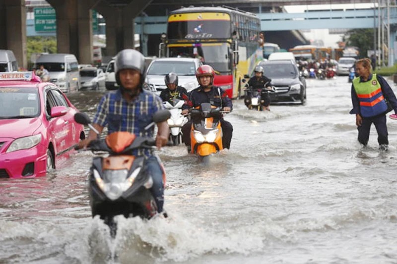 Nước ngập trên đường Vibhavadi ở Bangkok, Thái Lan, ngày 14-10-2017. Ảnh: BANGKOK POST