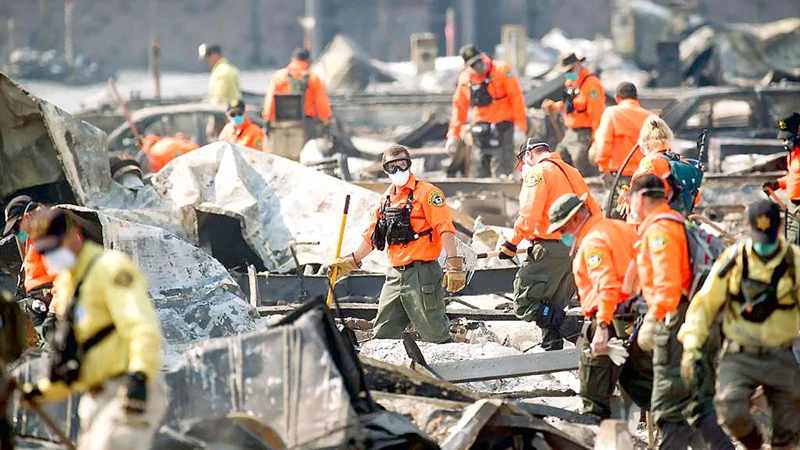 Nhân viên cứu hộ dọn dẹp suốt ngày đêm các khu vực bị lửa thiêu rụi. Ảnh: San Francisco Chronicle News