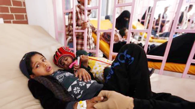  Bệnh nhân mắc dịch tả được điều trị tại một bệnh viện ở Sanaa, Yemen ngày 7-8. Ảnh: EPA