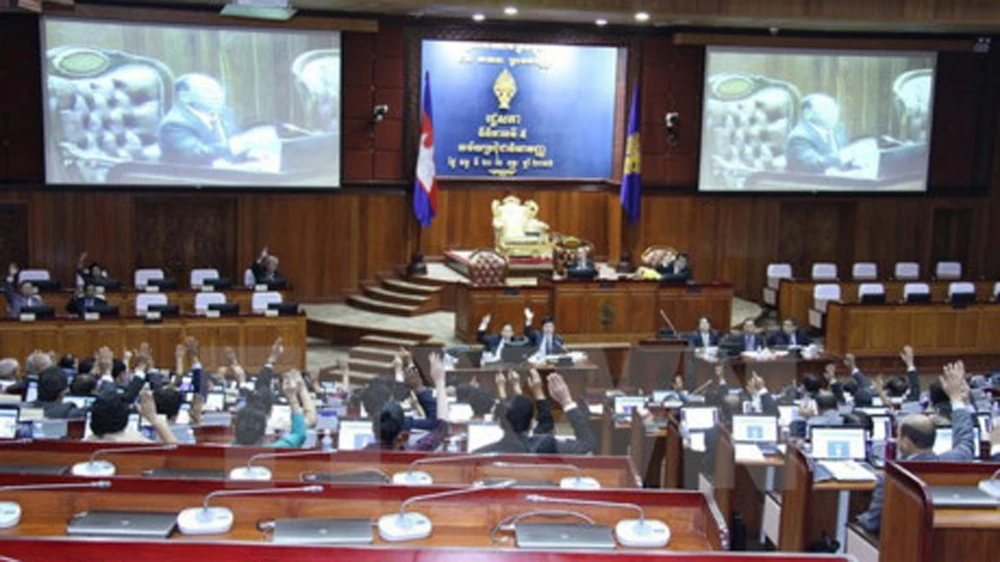 Các nghị sỹ dự một phiên họp tại Phnom Penh