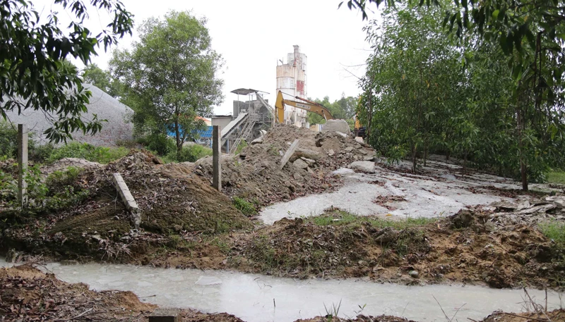 Trạm bê tông Chu Lai xả nước thải ô nhiễm trực tiếp ra môi trường. Ảnh: Nguyên Khôi