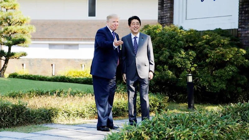 Thủ tướng Nhật Bản Shinzo Abe tiếp Tổng thống Mỹ Donald Trump tại Câu lạc bộ golf Kasumigaseki ở Kwagoe