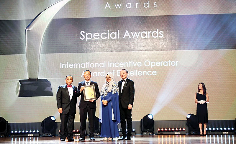 Lãnh đạo Công ty Du lịch Viettours nhận giải thưởng Special Awards.