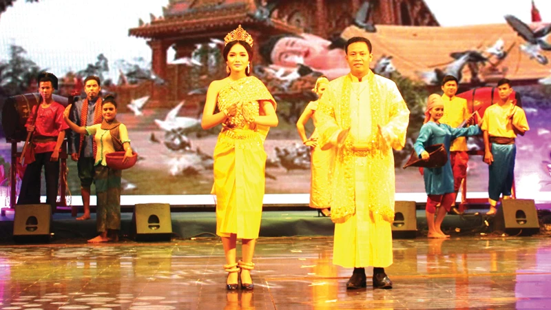 Trình diễn trang phục truyền thống đồng bào dân tộc Khmer