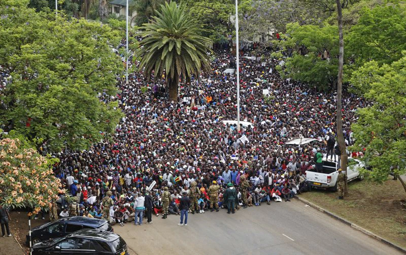Biểu tình ở thủ đô Harare của Zimbabwe ngày 18-11-2017 đòi Tổng thống Robert Mugabe từ chức. Ảnh: AP