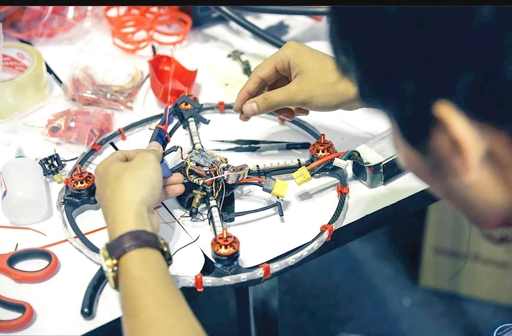 Để có chiếc drone hoàn chỉnh đòi hỏi kỹ năng lắp ráp kiên trì và tỉ mỉ. Ảnh: Internet