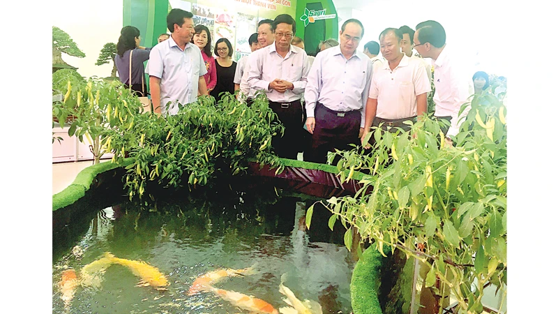 Bí thư Thành ủy TPHCM Nguyễn Thiện Nhân tham quan các mô hình sản xuất nông nghiệp tại hội thảo