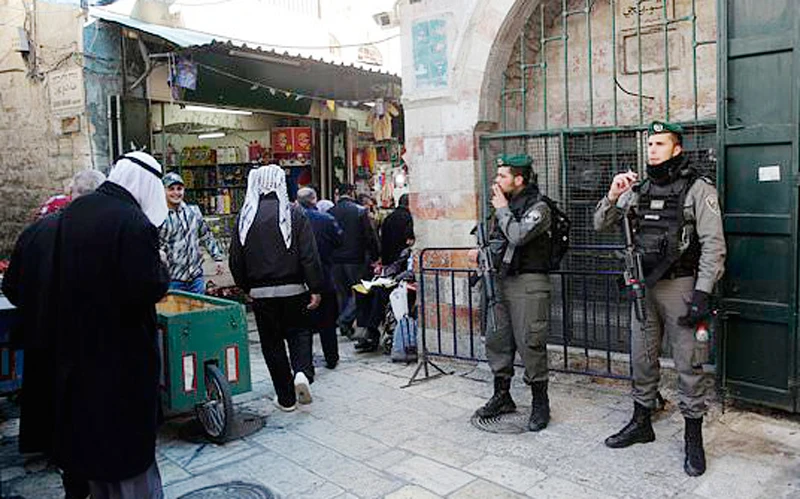 Cảnh sát Israel gác tại thành cổ Jerusalem ngày 8-12