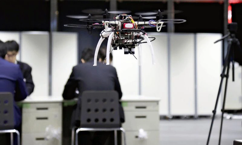 Một drone bay trong một văn phòng ở Akihabara, Tokyo, Nhật Bản. Ảnh THE YOMIURI SHIMBUN