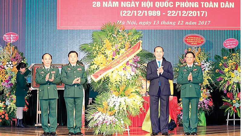 Chủ tịch nước Trần Đại Quang tặng hoa chúc mừng Bộ Tư lệnh Bộ đội Biên phòng nhân Ngày thành lập Quân đội Nhân dân Việt Nam và Ngày hội quốc phòng toàn dân