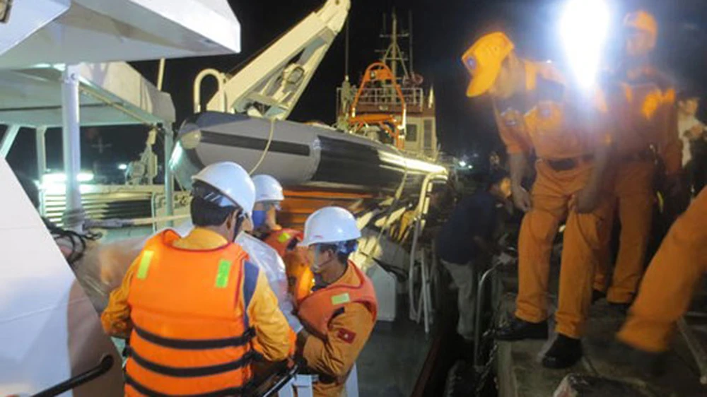 Tàu cứu nạn đưa thi thể thuyền viên vào bờ