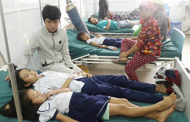 Các học sinh có biểu hiện bị ngộ độc cấp cứu tại bệnh viện