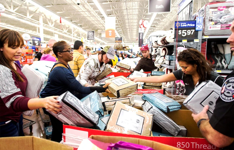 Khách hàng chen nhau mua sắm trong ngày Black Friday 