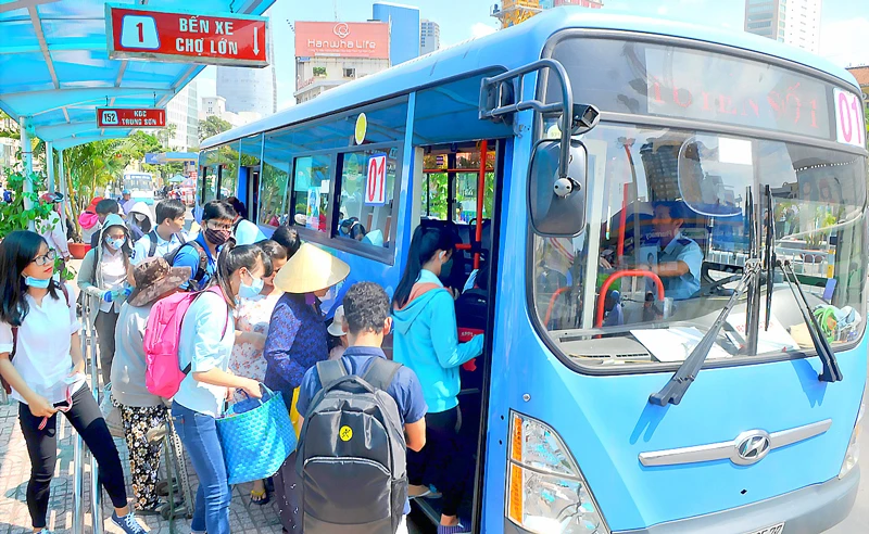 Hành khách lên xe buýt tuyến số 1 Bến Thành - Bến xe Chợ Lớn. Ảnh: CAO THĂNG