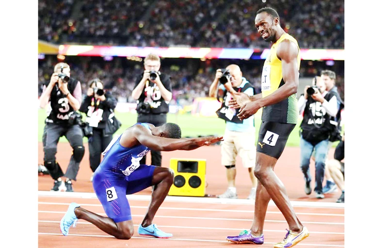 Hành động tôn vinh của nhà tân vô địch 100m Galtin (trái) trong ngày chia tay huyền thoại điền kinh thế giới Usain Bolt