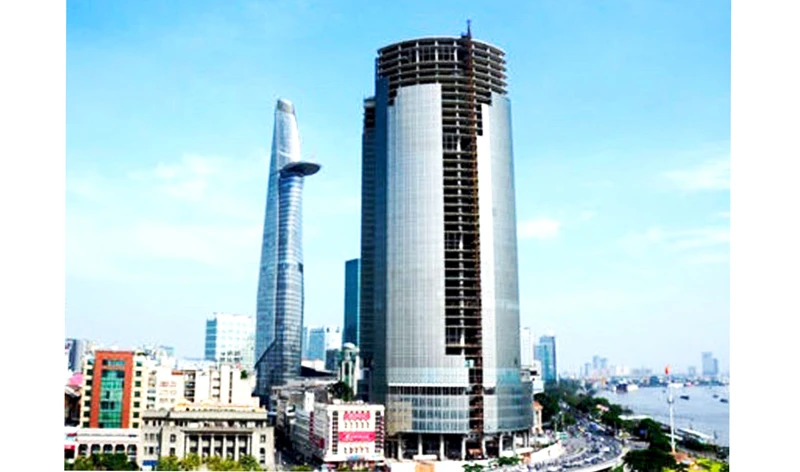 Tòa nhà Saigon One Tower tại quận 1 đang thi công dở dang, được VAMC xiết nợ vào đầu tháng 8-2017. Ảnh: HUY ANH