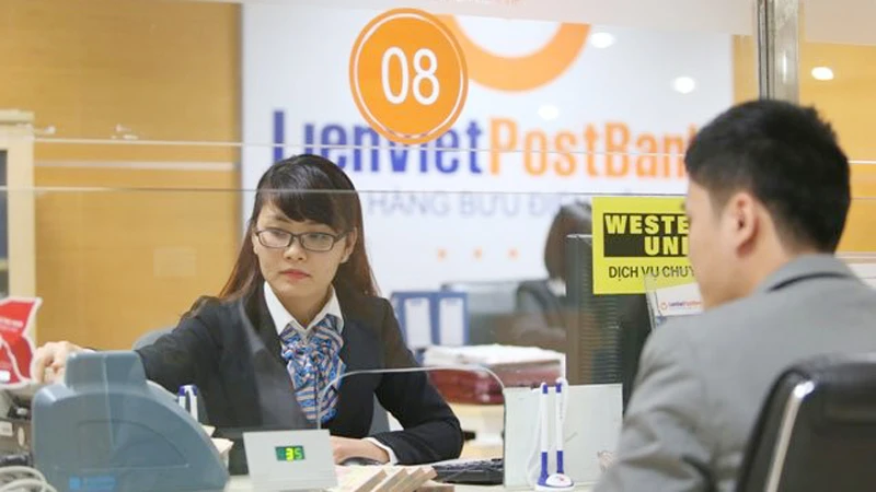 Chi nhánh LienVietPostBank giao dịch với khách hàng