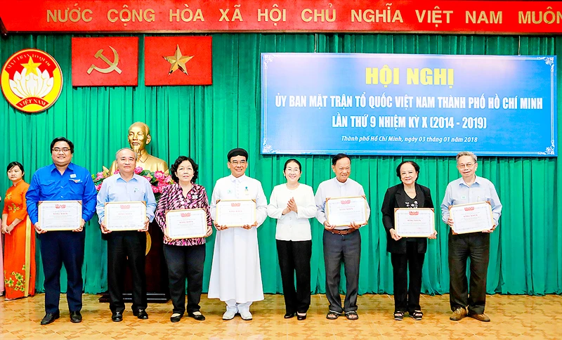 Phó Bí thư Thành ủy TPHCM Võ Thị Dung trao bằng khen tặng các điển hình xuất sắc trong công tác Mặt trận ở TPHCM năm 2017. Ảnh: ĐƯỜNG LOAN