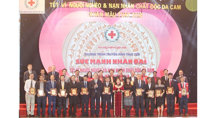  Chủ tịch nước Trần Đại Quang trao bảng vàng danh dự tặng các cụm thi đua khu vực, doanh nghiệp, tổ chức tham gia tặng quà Tết trong chương trình. Ảnh: QĐND