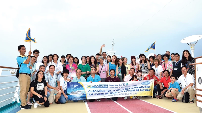 Đoàn khách Saigontourist trải nghiệm tour du thuyền