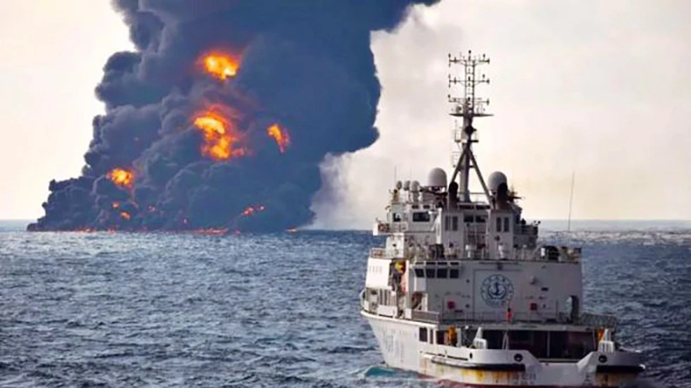 Tàu dầu Sanchi của Iran nổ và chìm trên biển Hoa Đông ngày 14-1-2018. Ảnh do Bộ Giao thông Trung Quốc công bố