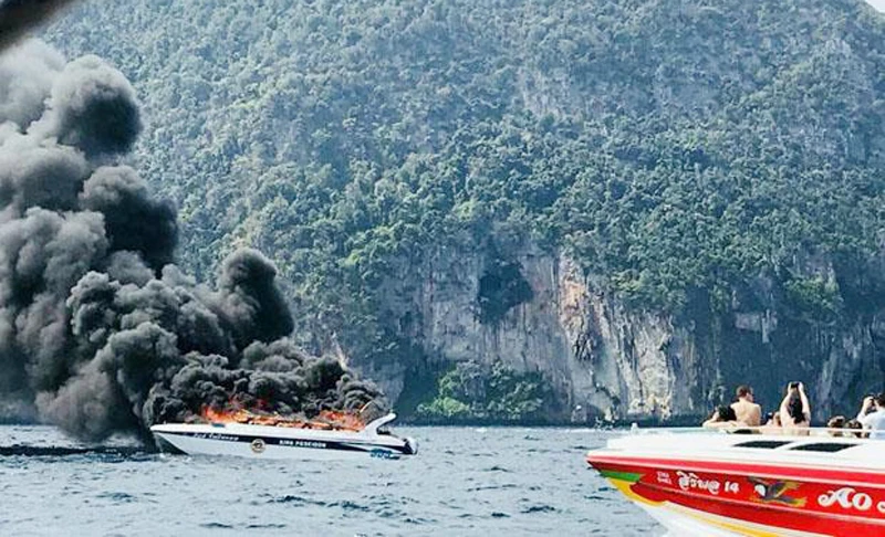 Tàu cao tốc King Poseidon cháy nổ trên biển Andaman ở tỉnh Krabi, Nam Thái Lan, ngày 14-1-2018. Ảnh: KRABI PITAKPRACHA FOUNDATION