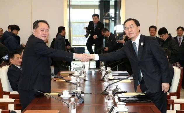 Trưởng đoàn đàm phán CHDCND Triều Tiên Ri Son Gwon (bên trái) bắt tay với người đồng cấp Hàn Quốc Cho Myoung-gyon, tại ngôi làng đình chiến Panmunjom, ngày 9-1-2018. Ảnh: REUTERS