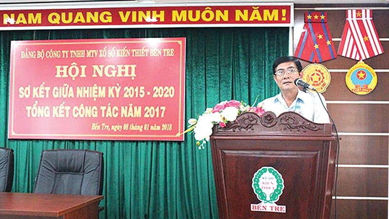 Đồng chí Nguyễn Văn Huỳnh, Bí thư Đảng ủy khối Doanh nghiệp tỉnh phát biểu tại Hội nghị