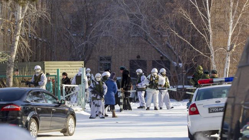 Cảnh sát phong tỏa hiện trường vụ tấn công tại trường học ở Ulan-Ude, Siberia, Nga, ngày 19-1-2018. Ảnh: AP