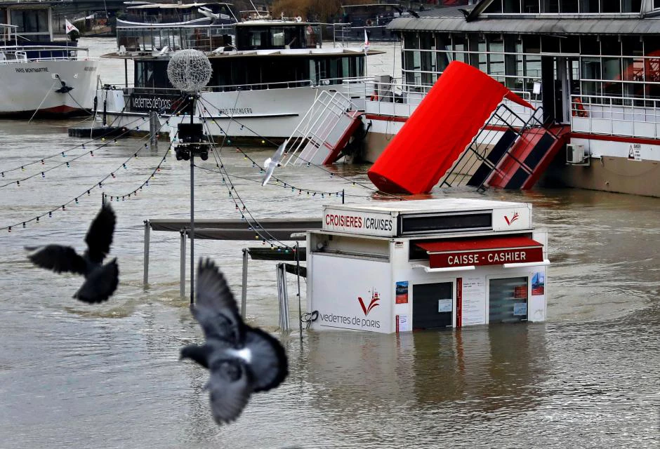 Một quầy vé tàu tham quan bị chìm khi nước sông Seine dâng cao ngày 27-1-2018. Ảnh: REUTERS