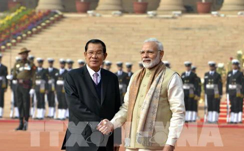 Thủ tướng Ấn Độ Narendra Modi (phải) tại lễ đón người đồng cấp Campuchia Samdech Techo Hun Sen (trái) ở New Delhi, Ấn Độ ngày 27/1. THX/TTXVN