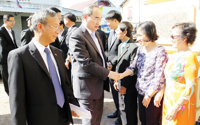 Đồng chí Nguyễn Thiện Nhân cùng đoàn đại biểu cấp cao TPHCM thăm và nói chuyện tại Hội người Việt Nam tại Savannakhet (Lào)