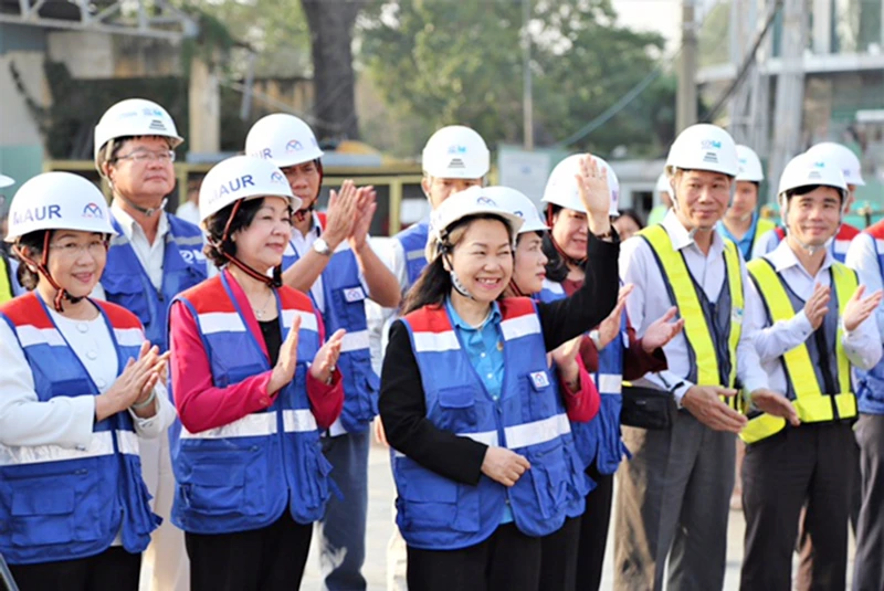Đồng chí Trương Thị Mai và đồng chí Võ Thị Dung thăm, chúc tết công nhân, kỹ sư thi công tuyến metro số 1 (Bến Thành - Suối Tiên, TPHCM)