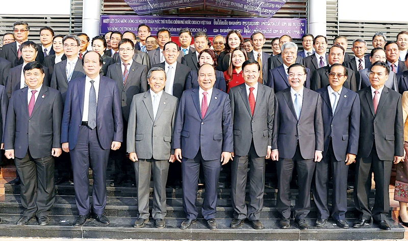 Thủ tướng Nguyễn Xuân Phúc và Thủ tướng nước CHDCND Lào Thongloun Sisoulith dự lễ khánh thành và bàn giao Trung tâm đào tạo cán bộ quản lý Khoa học và công nghệ Lào. Ảnh: TTXVN