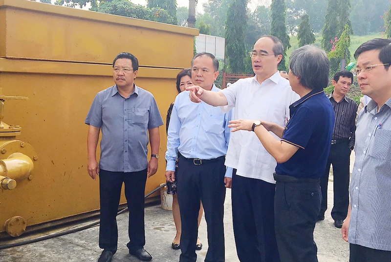 Bí thư Thành ủy TPHCM Nguyễn Thiện Nhân thăm và làm việc tại công trường xử lý rác thải Gò Cát