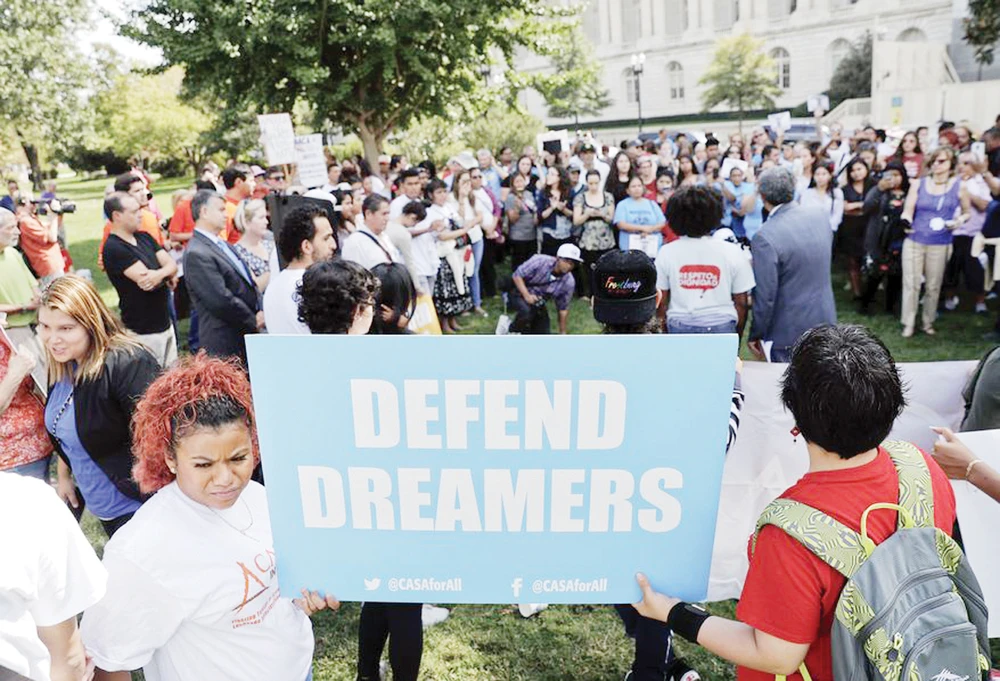 Người dân Mỹ biểu tình phản đối chính sách nhập cư mới của Tổng thống Donald Trump